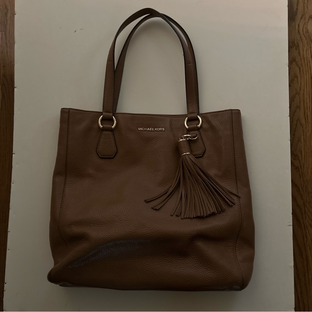 Michael Kors Bedford Hobo laptop Tan Leather double handle tassel. EUC!